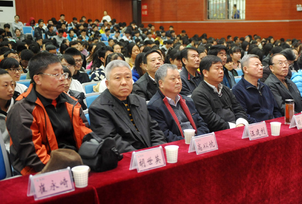 校长汪建利陪同胡希龙,大自然太极书院名誉院长高以忱等出席报告会