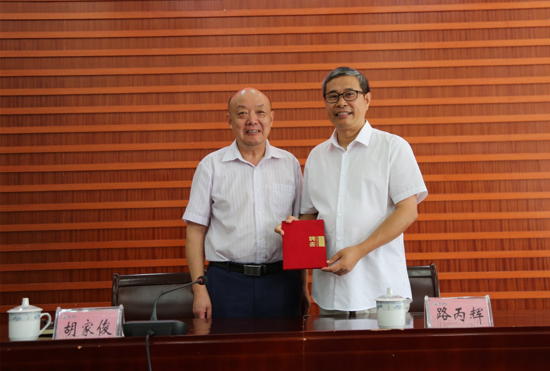 聘任仪式由人事处处长庄丹娅主持,她向在场的各位领导和老师简要介绍